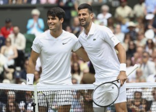 Carlos Alcaraz (ESP) und Novak Djokovic (SRB) posing at the net before the start of the finals at