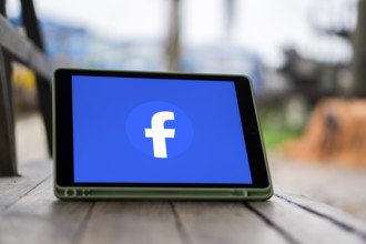 Facebook Logo on smartphone