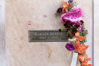 October 25, 2017, Los Angeles, California, USA: Actress Marilyn Monroe's crypt with flowers and