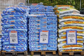 Potting soil in plastic bags, wholesale market, V-Markt, Kempten, Allgäu, Bavaria, Germany, Europe