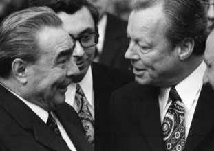 On the arrival of the Soviet head of state and party Leonid Brezhnev by Willy Brandt on 18. 5.