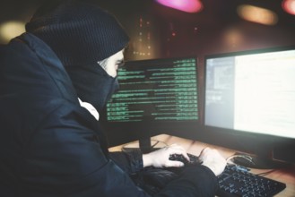 Shot from the Back to Hacker Breaking into Corporate financial Data Servers from His Underground