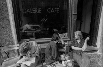 Germany, Berlin, 14.08.1991, Reading in front of Café ici, in Auguststraße, Europe