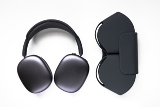 Space grey AirPods Max stainless with steel frame next to a Smart Case