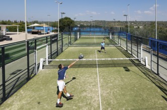 Zwei Männer spielen Padel im Club Robinson, Ugento, Apulien, Italien