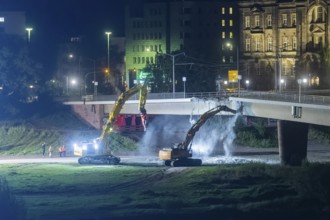 In the early hours of the morning, a section of the Carola Bridge collapsed for unknown reasons.