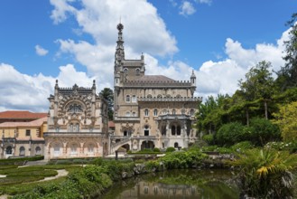 Ein prächtiges Schloss mit aufwendiger Architektur und Türmen vor einem blauen Himmel mit Wolken,