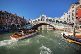 Rialto Bridge with Grand Canal, city trip, holiday, travel, tourism, lagoon city, historical,