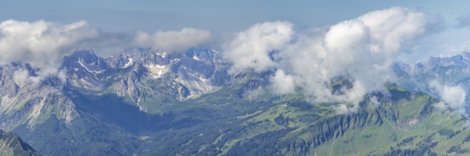 Mountain panorama from the Nebelhorn, 2224m, to the southwest to the Hammerspitzen, Kanzelwand,