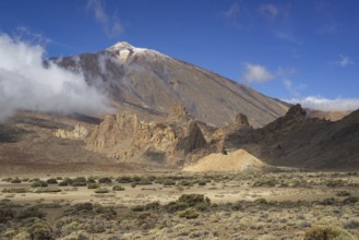 Pico del Teide, 3715m and Roques de Garcia, Teide National Park, Tenerife, Canary Islands, Spain,