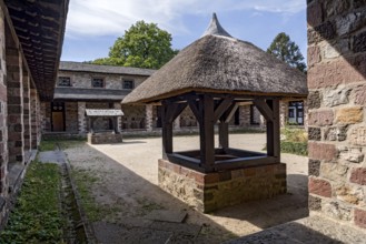 Well house with thatched roof, well in the courtyard of the Principia commandant's office, Saalburg