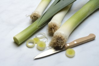 Leeks, leek sticks and leek rings with a knife