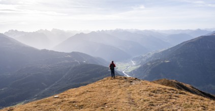 Mountaineers in front of a mountain panorama on the Venet, view of the Upper Inn Valley in the