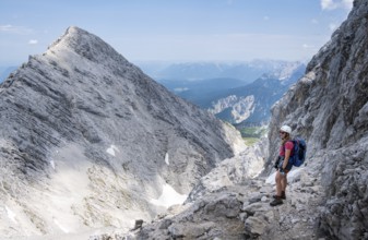 Mountaineer on the Jubiläumsgrat between Zugspitze and Alpspitze, high mountains, Wetterstein