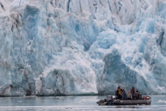 Dinghy with tourists in front of the glacier edge of Monacobreen, Liefdefjord, Woodfjord area,