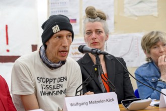 Wolfgang Metzeler-Kick at the press conference of Hungern, bis Ihr ehrlich seid . To his right Lena