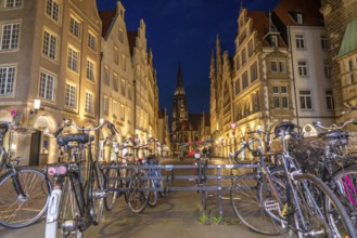 Historic old town, Prinzipalmarkt, gabled houses, St. Lamberti Church, bicycle parking, in Münster,