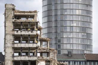 Demolition of the former RWE building complex, in the city centre, on the A40 motorway in Essen,