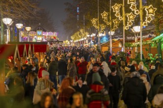 Christmas market on Königsstraße in the city centre of Duisburg, pre-Christmas season, Christmas