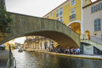 Restaurant under a bridge, Port Grimaud, Bay of St. Tropez, Département Var, Cote d'Azur,