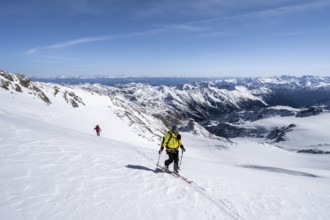 Ski tourers on the glacier, on the ascent to Monte Cevedale, mountain panorama, snow-covered
