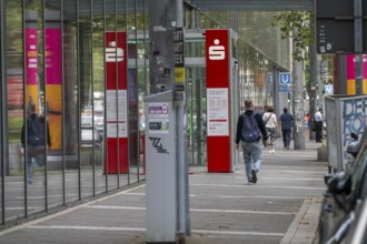 Stadtsparkasse Düsseldorf Privatkundencenter Berliner Allee, reflective facade on the pavement,