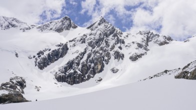 Glaciar Vinciguerra, Ushuaia, Tierra del Fuego Province, Argentinien, Verschneite Berggipfel ragen