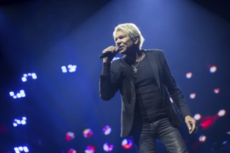 Matthias Reim live on ..und plötzlich bist du Kult! Tour in the Berlin Uber Arena on 29 December