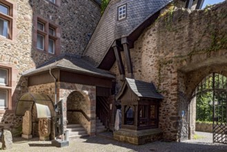 Old neo-renaissance castle, castle courtyard with fountain and stairway to the Heidenturm, Thieves'
