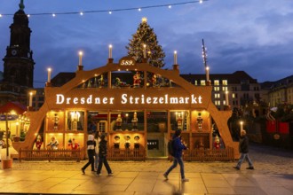 A few days in front of the opening of the Dresden Striezelmarkt, a lighting test was carried out