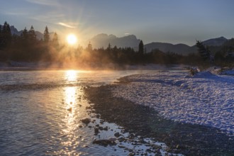 Snow-covered riverbed, river, winter, sunbeams, backlight, Isar, Wetterstein mountains in the