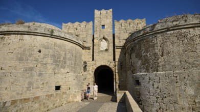 Emery d 'Amboise Tor, Rhodes city wall, Medieval castle with massive stone gate and round towers,