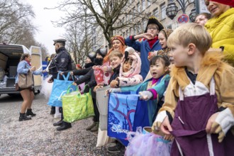 Rose Monday parade in Düsseldorf, spectators, especially children, collecting carnival sweets, at