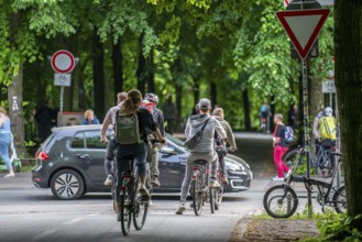 One of 4 road crossings of the Promenade cycle path, a tree-lined, car-free, approximately 4.5 km