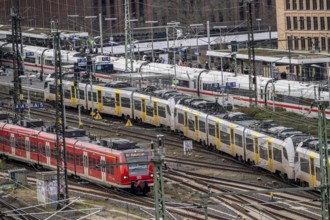 Railway station, Cologne Messe/Deutz, platforms, railway tracks Cologne, North Rhine-Westphalia,