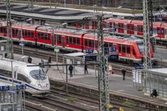 Railway station, Cologne Messe/Deutz, platforms, railway tracks Cologne, North Rhine-Westphalia,