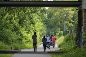 The Grugatrasse, former railway line, now cycle path, footpath, from Mülheim via Essen-Rüttenscheid