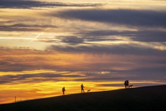 Red evening sky, sunset, view from the Mottbruch Halde in Gladbeck, to the west, walkers with dogs,