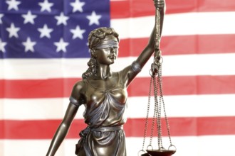 Symbolic image: Justitia in front of a USA flag