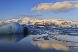 Ice floes in sea in front of glacier and mountains, morning light, Jökulsarlon, Vatnajökull,