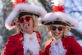 Rose Monday parade in Düsseldorf, groups of carnival societies and other participants in the street