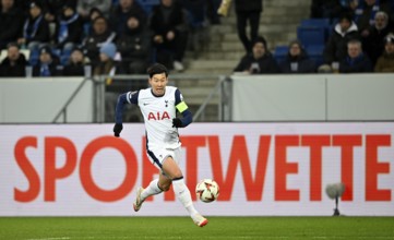 Heung-Min Son Tottenham Hotspur Spurs (07) Action on the ball Perimeter advertising SPORTWETTEN