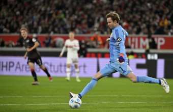 Goalkeeper Frederik Rönnow 1. FC Union Berlin FCU (01) Action on the ball MHPArena, MHP Arena