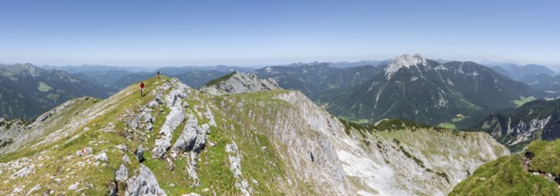 Mountaineer on the summit ridge of the Unnütz, behind the summit of the Seekarspitze, Unnütz