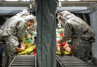 Decontamination of injured persons after an assumed accident involving hazardous substances, fire