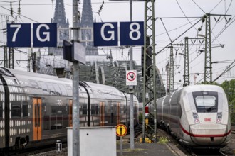 Rail traffic on the line between Cologne Central Station and Cologne-Deutz, Hohenzollern railway