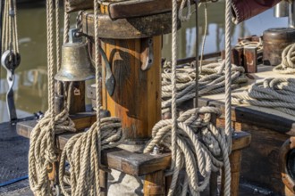 Sailboat, rigging, ropes, ropes, ropes, knots, wooden boat, sailor's knots, order, disorder,