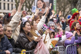 Rose Monday parade in Düsseldorf, Asian spectators, at the street carnival, here Fortuna