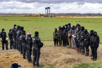 Start of the eviction of the hamlet Lützerath at the lignite mine Garzweiler 2, activists try to