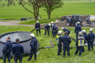 Forest fire-fighting exercise by the Essen fire brigade, the water supply was rehearsed over longer